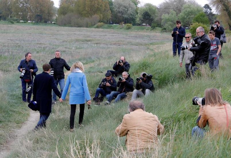 Η τελευταία βόλτα του Εμμανουέλ Μακρόν πριν τις εκλογές -Φαβορί με 24,5% [εικόνες] | iefimerida.gr 0