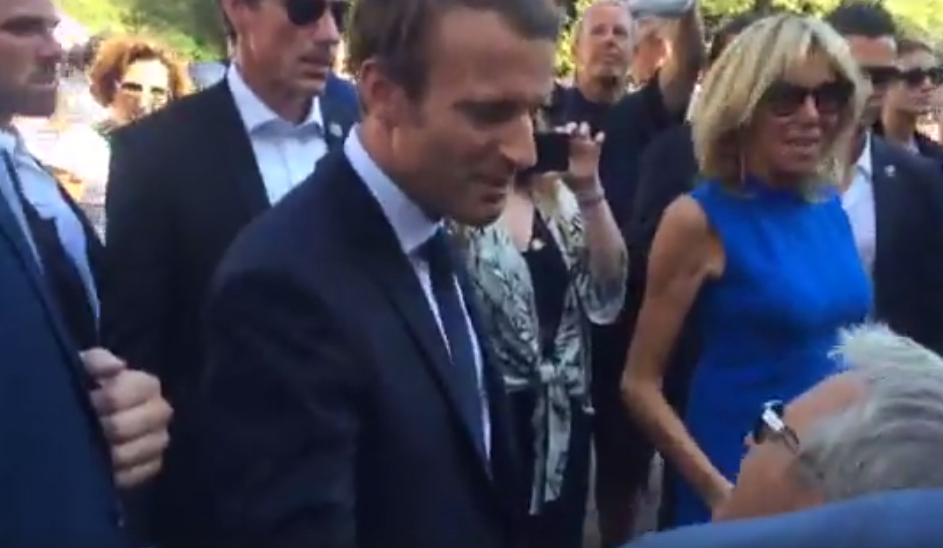 Η τελευταία έκπληξη των Μακρόν -Βόλτα σε Σύνταγμα-Ερμού, selfies και φιλιά με τον κόσμο! [εικόνες] | iefimerida.gr 19