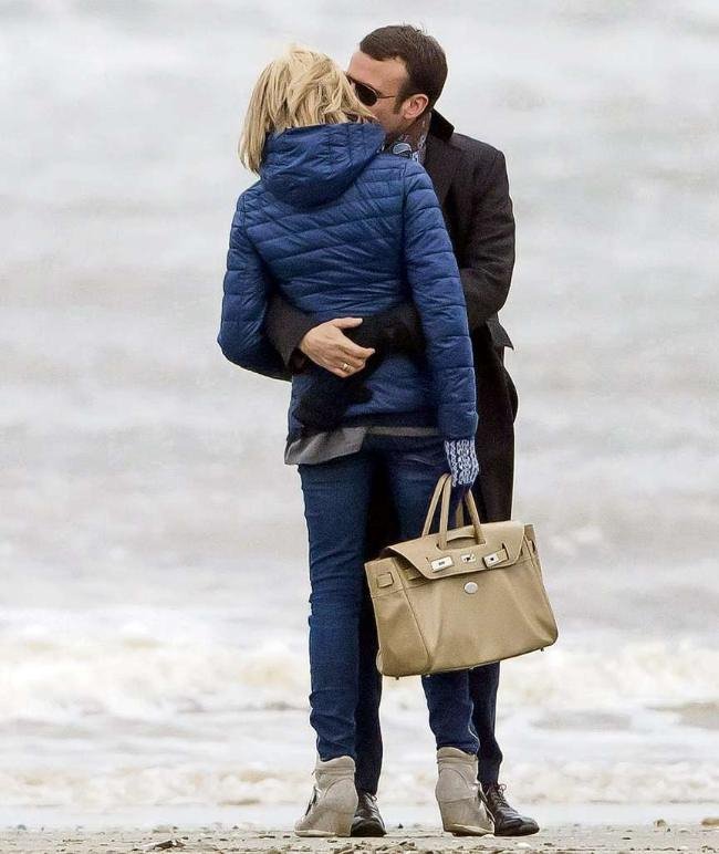 Φοιτήτρια παρενοχλούσε ερωτικά τον υπουργό Οικονομίας της Γαλλίας, Εμμανουέλ Μακρόν! [εικόνες] | iefimerida.gr 3