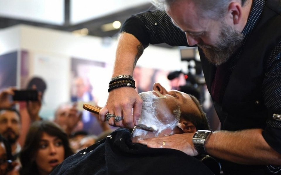 Ο Εμμανουέλ Μακρόν ξυρίζεται δημοσίως -Νέα κόλπα στην πολιτική [βίντεο] | iefimerida.gr 0