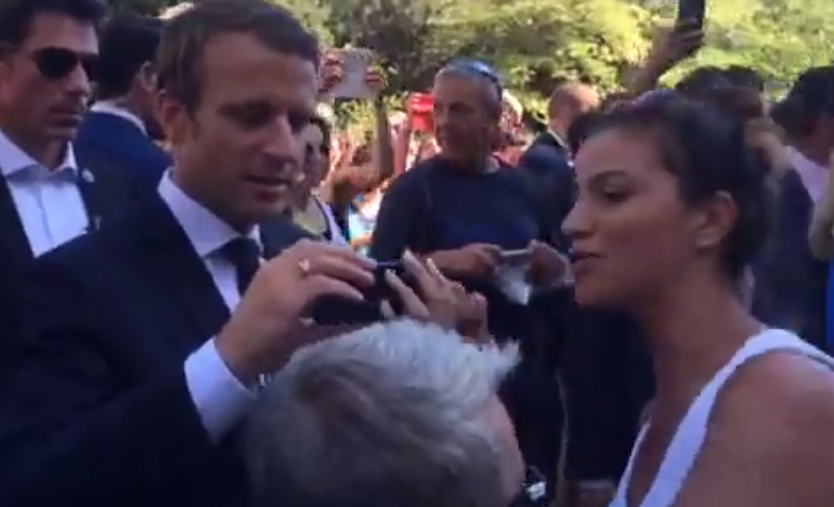 Η τελευταία έκπληξη των Μακρόν -Βόλτα σε Σύνταγμα-Ερμού, selfies και φιλιά με τον κόσμο! [εικόνες] | iefimerida.gr 18