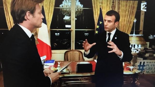 Το στιλ του Εμανουέλ Μακρόν που ξετρελαίνει: Εδωσε συνέντευξη... περπατώντας [εικόνες] | iefimerida.gr 3