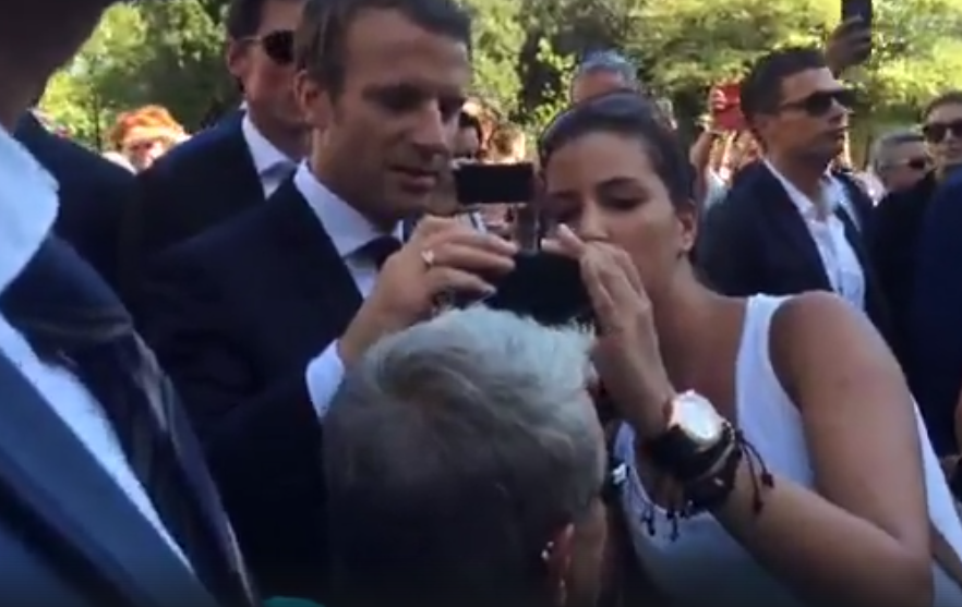 Η τελευταία έκπληξη των Μακρόν -Βόλτα σε Σύνταγμα-Ερμού, selfies και φιλιά με τον κόσμο! [εικόνες] | iefimerida.gr 17