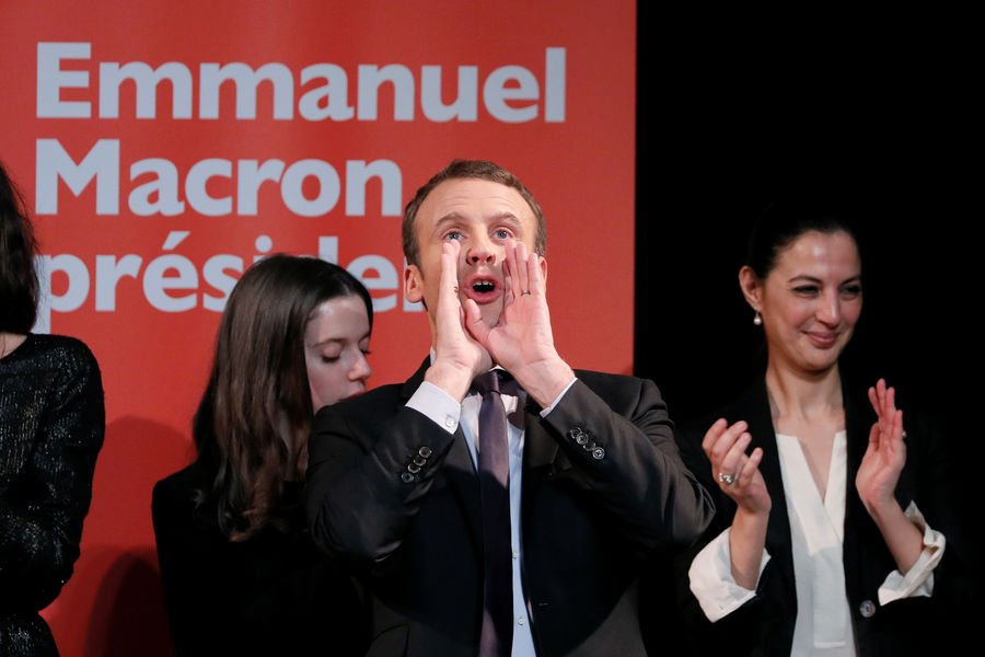 Τα καυτά φιλιά του Εμμανουέλ Μακρόν με την κατά 24 χρόνια μεγαλύτερη σύζυγό του [εικόνες] | iefimerida.gr 0