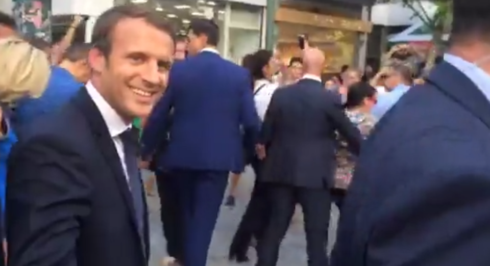 Η τελευταία έκπληξη των Μακρόν -Βόλτα σε Σύνταγμα-Ερμού, selfies και φιλιά με τον κόσμο! [εικόνες] | iefimerida.gr 21
