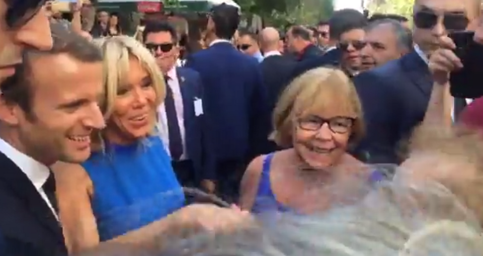 Η τελευταία έκπληξη των Μακρόν -Βόλτα σε Σύνταγμα-Ερμού, selfies και φιλιά με τον κόσμο! [εικόνες] | iefimerida.gr 22