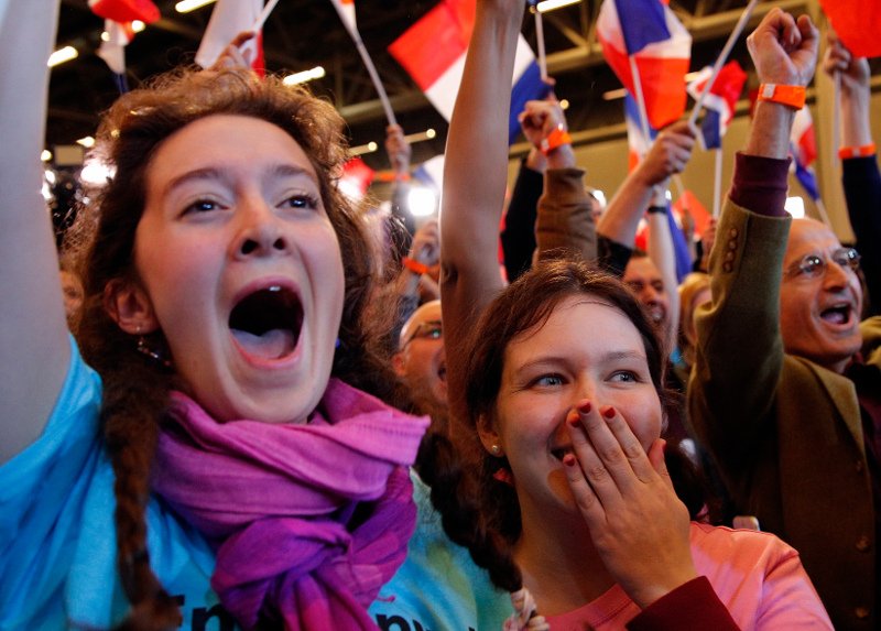 Πανηγυρισμοί στα στρατόπεδα Μακρόν και Λεπέν -Συνθήματα και η Μασσαλιώτιδα [βίντεο] | iefimerida.gr 0