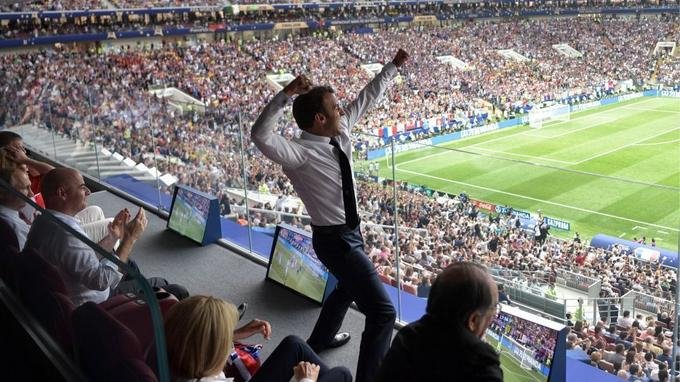 Το Twitter λάτρεψε τον πανηγυρισμό του Μακρόν για το Μουντιάλ [εικόνες] | iefimerida.gr 0