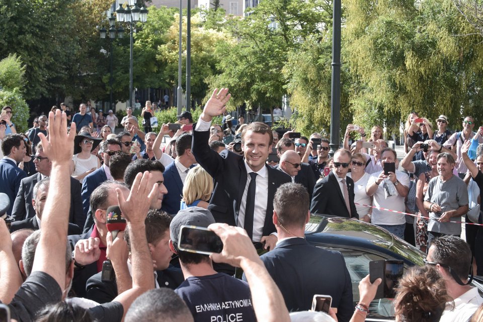 Η ολιγόλεπτη συζήτηση του Μακρόν με τον πατέρα Θωμά Συνοδινό [εικόνες] | iefimerida.gr 4