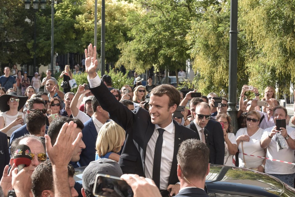 Η ολιγόλεπτη συζήτηση του Μακρόν με τον πατέρα Θωμά Συνοδινό [εικόνες] | iefimerida.gr 5