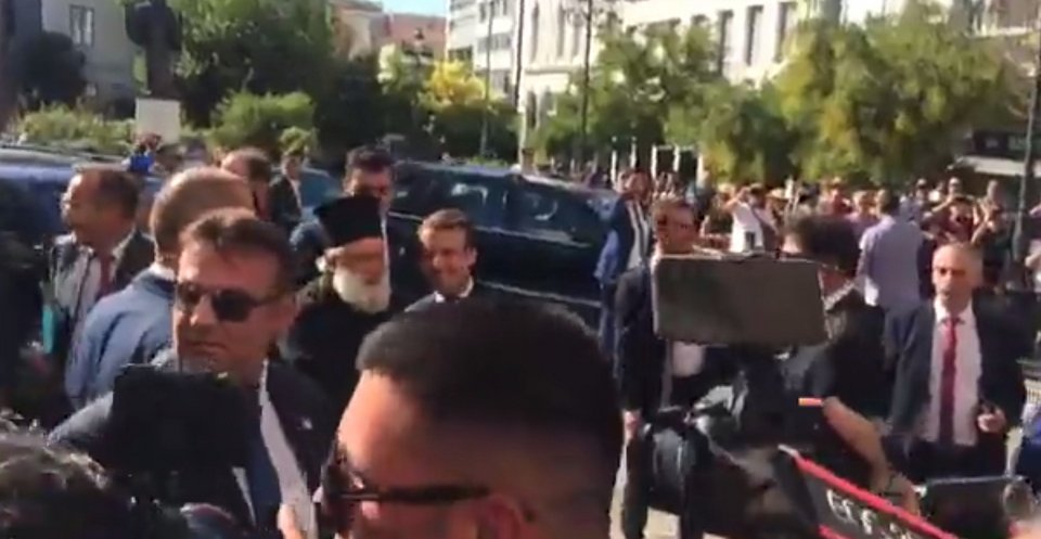 Η ολιγόλεπτη συζήτηση του Μακρόν με τον πατέρα Θωμά Συνοδινό [εικόνες] | iefimerida.gr 3
