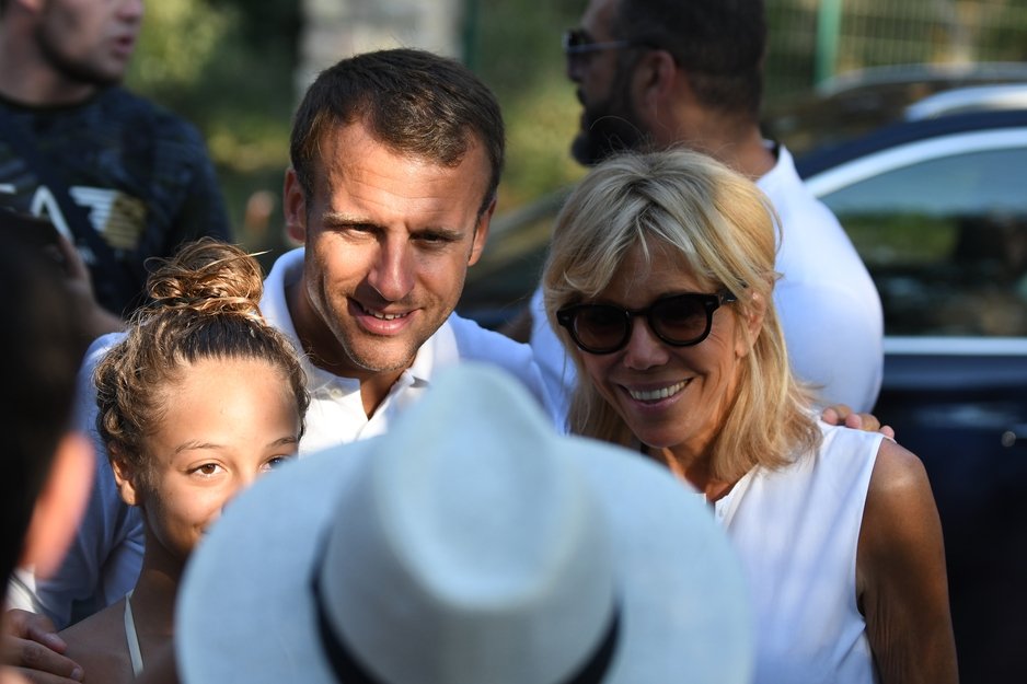 Μαυρισμένος Μακρόν -20 ημέρες διακοπές σε πύργο, με την Μπριζίτ [εικόνες] | iefimerida.gr 9