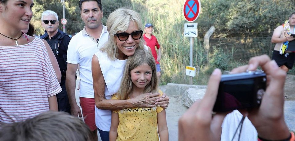 Μαυρισμένος Μακρόν -20 ημέρες διακοπές σε πύργο, με την Μπριζίτ [εικόνες] | iefimerida.gr 7