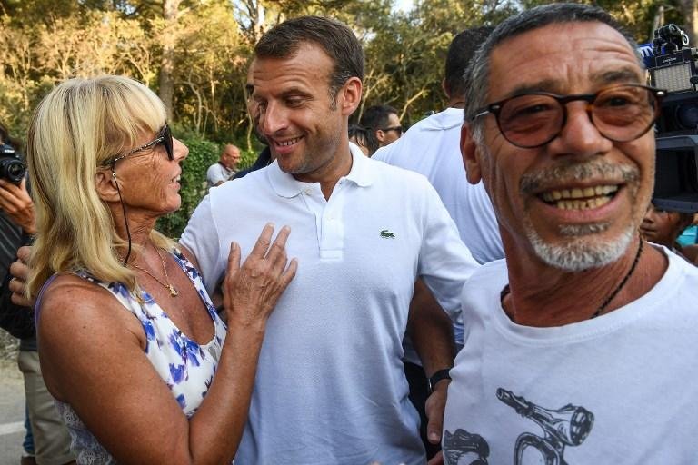 Μαυρισμένος Μακρόν -20 ημέρες διακοπές σε πύργο, με την Μπριζίτ [εικόνες] | iefimerida.gr 8