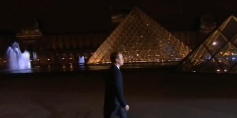 Με στιλ Μιτεράν ανέβηκε στην εξέδρα του Λούβρου ο Μακρόν -Ενθουσίασε τους οπαδούς του [εικόνες & βίντεο] | iefimerida.gr 3