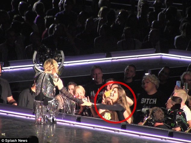 Μαντόνα: Εκανε πρόταση γάμου στην 17χρονη Ελληνίδα που ξεγύμνωσε [εικόνες&βίντεο]  | iefimerida.gr 0