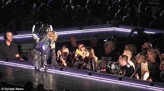 Μαντόνα: Εκανε πρόταση γάμου στην 17χρονη Ελληνίδα που ξεγύμνωσε [εικόνες&βίντεο]  | iefimerida.gr 1