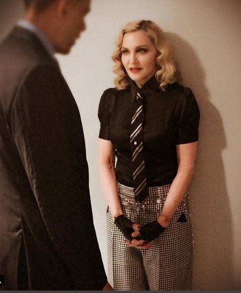 H Μαντόνα αγκαλιά με τον Ομπάμα στα παρασκήνια [εικόνες]  | iefimerida.gr 0