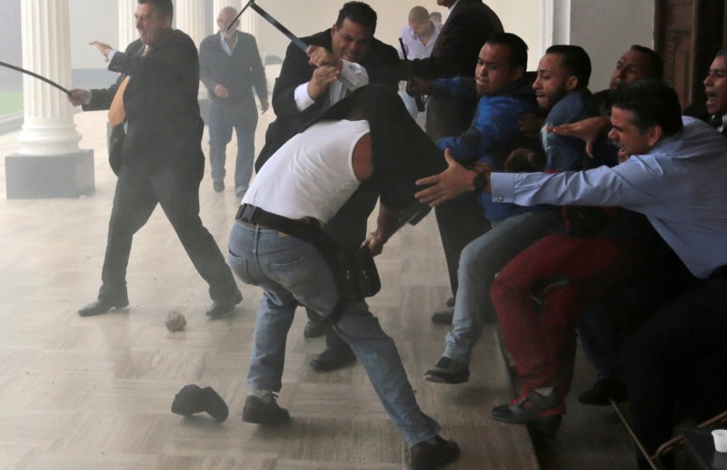 Bενεζουέλα: Οπαδοί του Μαδούρο ξυλοφόρτωσαν βουλευτές της αντιπολίτευσης [εικόνες & βίντεο]  | iefimerida.gr 0