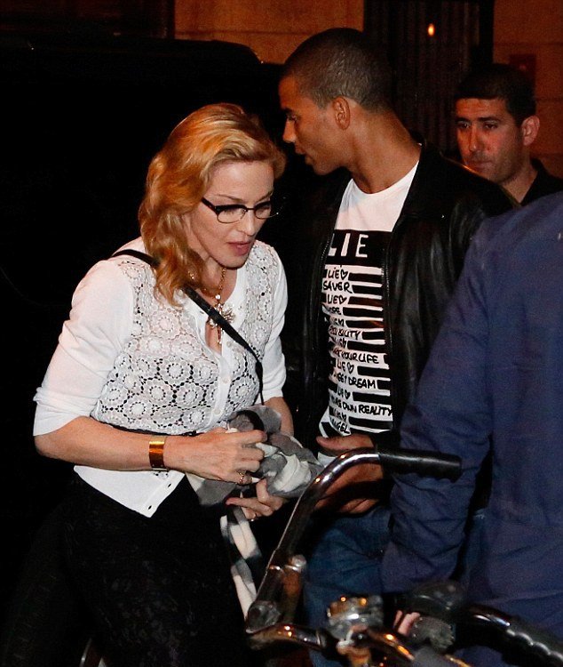 Μαντόνα: «Έκλεισε» ένα ολόκληρο multiplex για να δει ταινία το αγόρι της [εικόνες] | iefimerida.gr 1