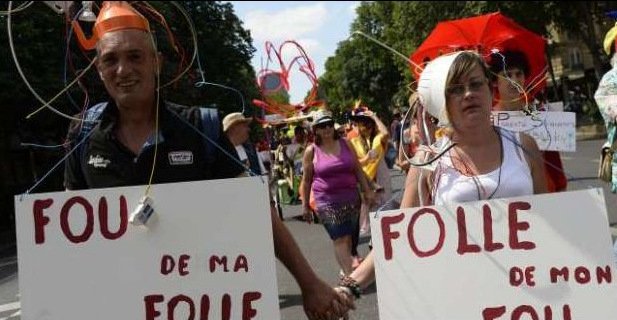 Οι «τρελοί» στους δρόμους: Πορείες διαμαρτυρίας από άτομα με ψυχικές διαταραχές [εικόνες] | iefimerida.gr 3