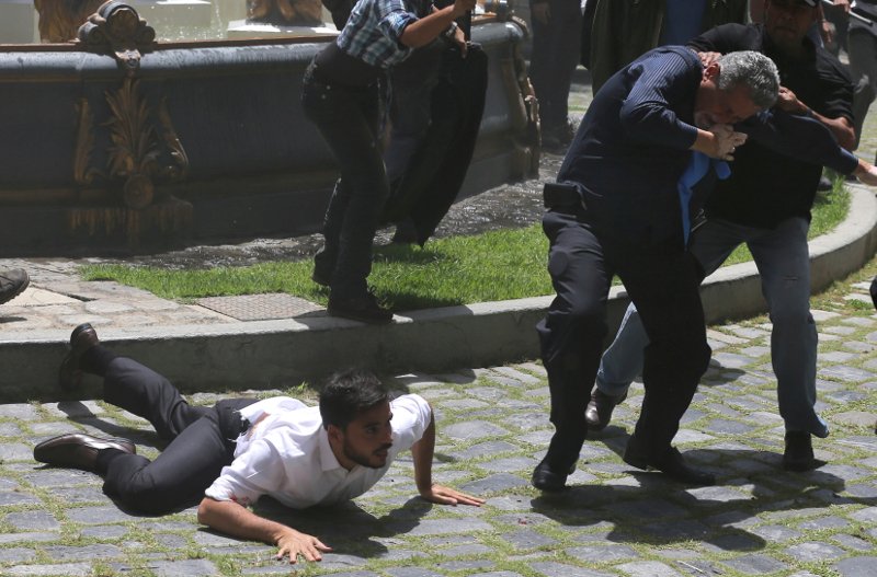 Bενεζουέλα: Οπαδοί του Μαδούρο ξυλοφόρτωσαν βουλευτές της αντιπολίτευσης [εικόνες & βίντεο]  | iefimerida.gr 2