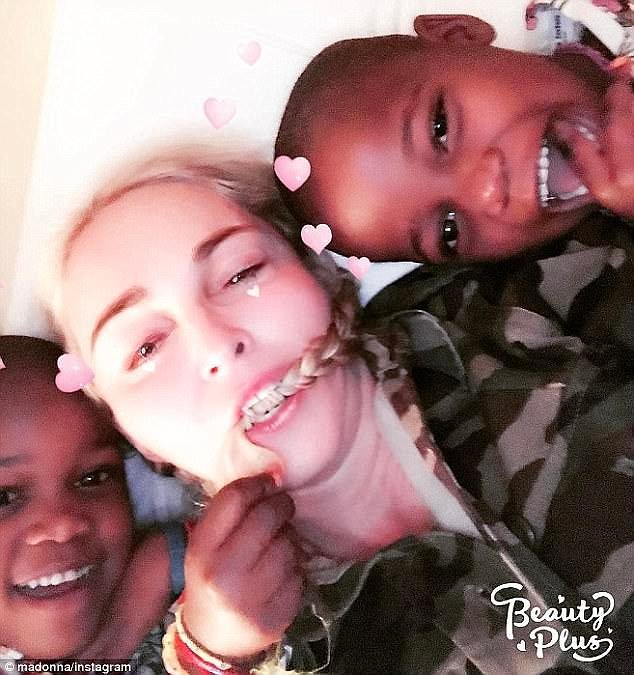 Τα δίδυμα που υιοθέτησε η Μαντόνα έκαναν το Instagram να λιώσει [βίντεο] | iefimerida.gr 0