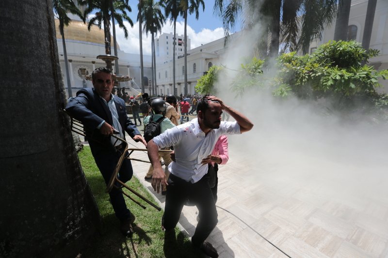 Bενεζουέλα: Οπαδοί του Μαδούρο ξυλοφόρτωσαν βουλευτές της αντιπολίτευσης [εικόνες & βίντεο]  | iefimerida.gr 3