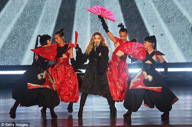 Η Μαντόνα το τερμάτισε -Ξεγύμνωσε γυναίκα πάνω στη σκηνή [εικόνες & βίντεο] | iefimerida.gr 7