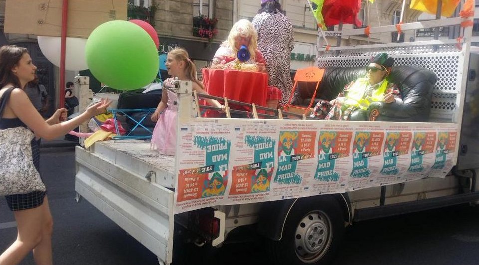 Οι «τρελοί» στους δρόμους: Πορείες διαμαρτυρίας από άτομα με ψυχικές διαταραχές [εικόνες] | iefimerida.gr 9