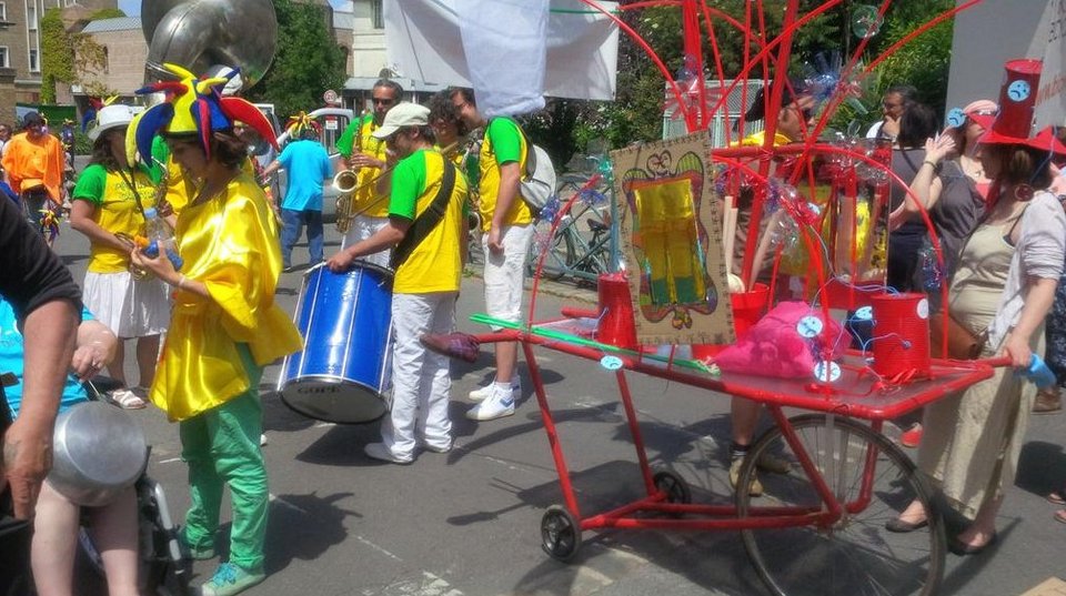 Οι «τρελοί» στους δρόμους: Πορείες διαμαρτυρίας από άτομα με ψυχικές διαταραχές [εικόνες] | iefimerida.gr 10