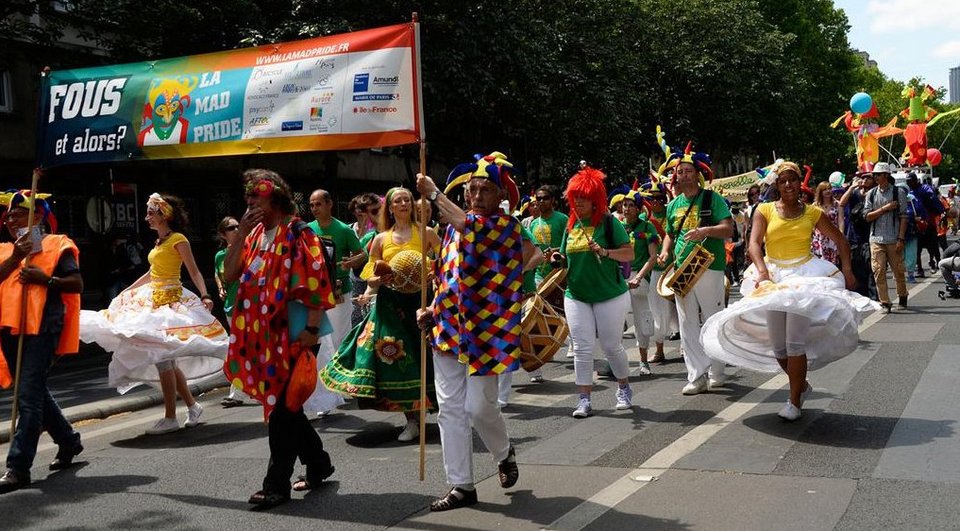Οι «τρελοί» στους δρόμους: Πορείες διαμαρτυρίας από άτομα με ψυχικές διαταραχές [εικόνες] | iefimerida.gr 1