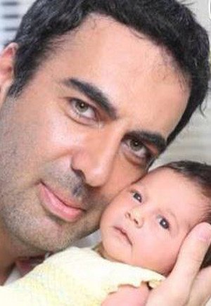 To δράμα του δημοσιογράφου Κώστα Γρίμπιλα που ζει με την καρδιά του Ντουζόν -Εχασε τη μικρή του κόρη [εικόνες] | iefimerida.gr 4