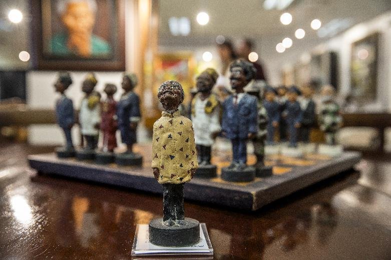 Μία κιτς δημοπρασία για τον Μαντέλα -Πουλάνε στο όνομά του από αλατιέρες, μέχρι μαγνητάκια για το ψυγείο [εικόνες] | iefimerida.gr 2