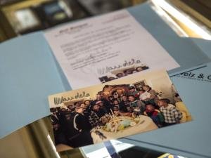 Μία κιτς δημοπρασία για τον Μαντέλα -Πουλάνε στο όνομά του από αλατιέρες, μέχρι μαγνητάκια για το ψυγείο [εικόνες] | iefimerida.gr 3