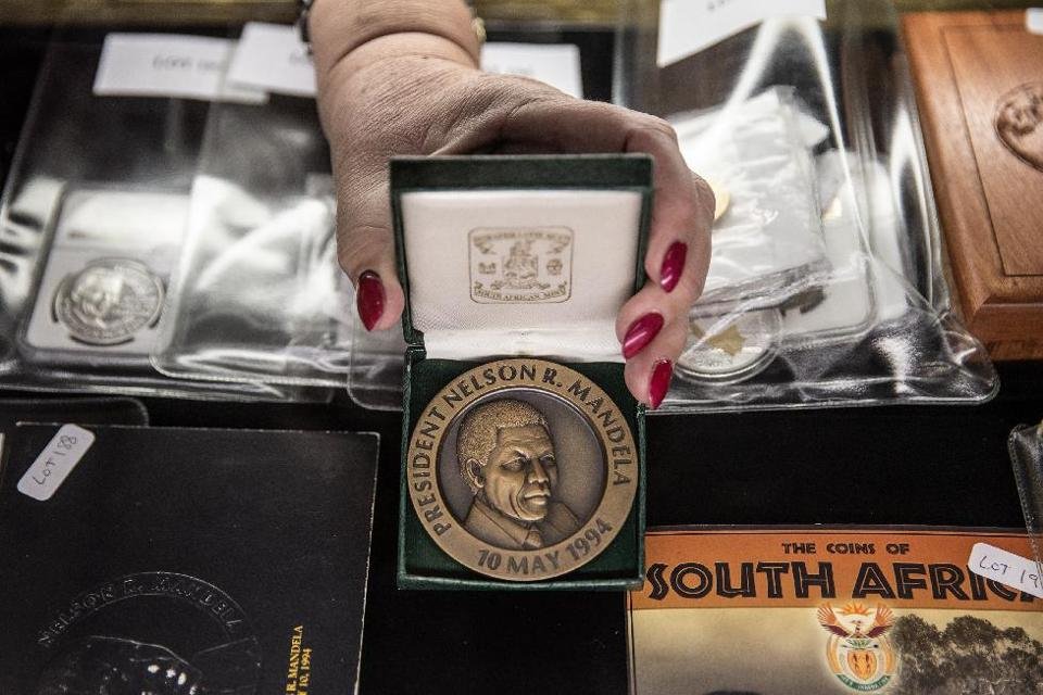 Μία κιτς δημοπρασία για τον Μαντέλα -Πουλάνε στο όνομά του από αλατιέρες, μέχρι μαγνητάκια για το ψυγείο [εικόνες] | iefimerida.gr 1