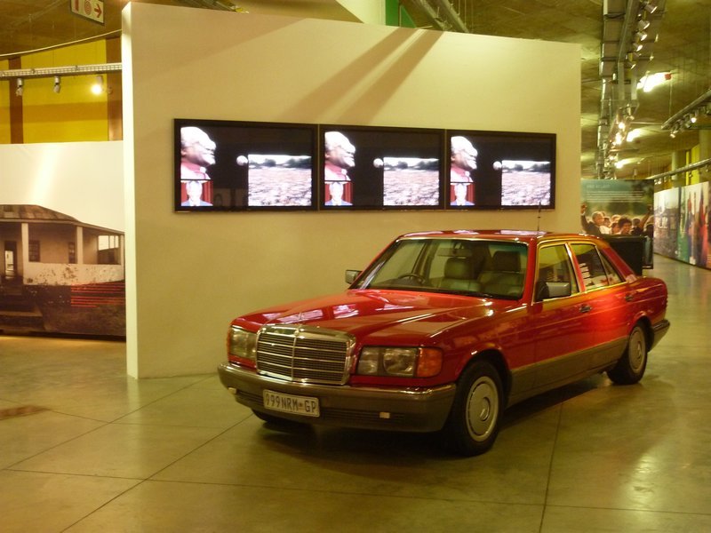 Η κατακόκκινη Madiba Mercedes του Νέλσον Μαντέλα | iefimerida.gr 0