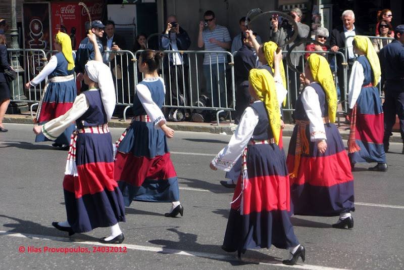 Γίνεται της ...μαντήλας στο twitter -Ενα θέμα που διχάζει [εικόνες] | iefimerida.gr 4