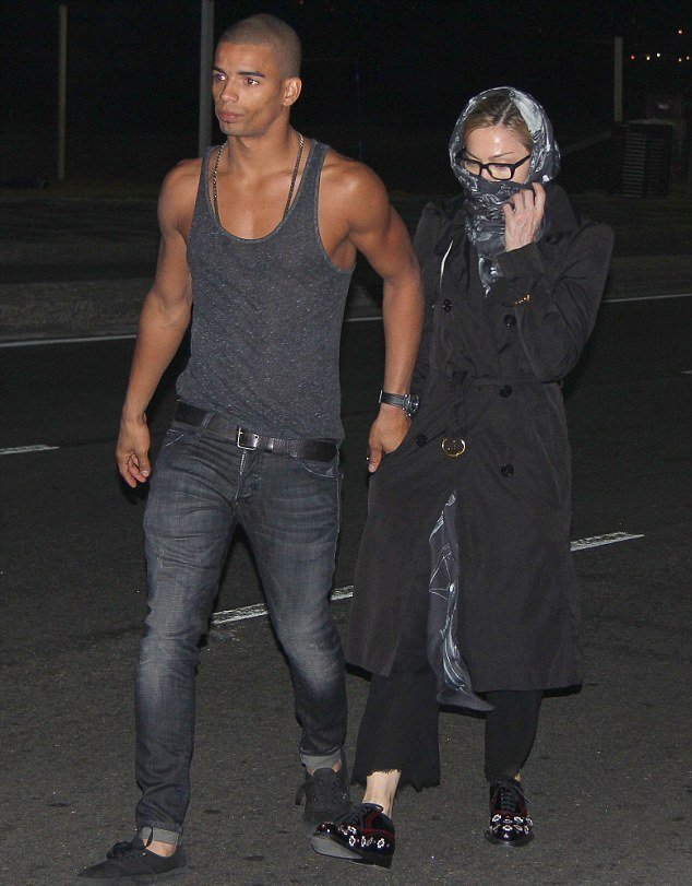 Η Μαντόνα κυκλοφορεί στους δρόμους... φασκιωμένη [εικόνα] | iefimerida.gr 0