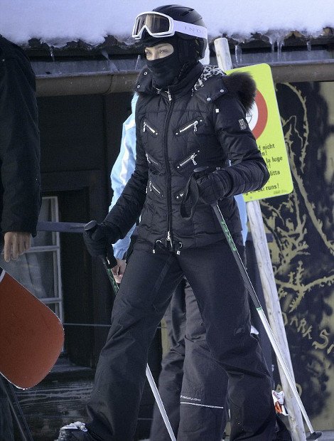 Καρέ-καρέ η θεαματική τούμπα της Madonna ενώ κατέβαινε με τα σκι πλαγιά στις Αλπεις [εικόνες] | iefimerida.gr 0