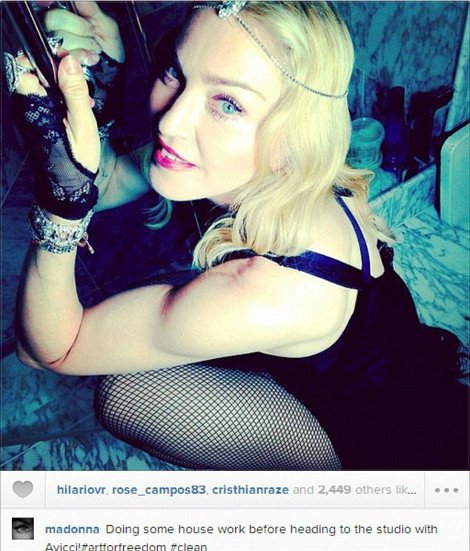 Η Madonna μας δουλεύει -Φωτογραφία την ώρα που τρίβει τα πλακάκια του μπάνιου της [εικόνα] | iefimerida.gr 0