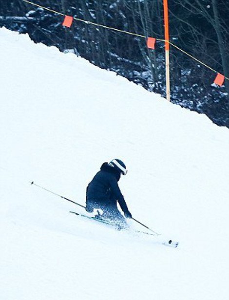 Καρέ-καρέ η θεαματική τούμπα της Madonna ενώ κατέβαινε με τα σκι πλαγιά στις Αλπεις [εικόνες] | iefimerida.gr 2