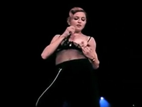 Η γυμνόστηθη Μαντόνα, η σβάστικα και η μήνυση από την Λεπέν [εικόνες+βίντεο] | iefimerida.gr 1