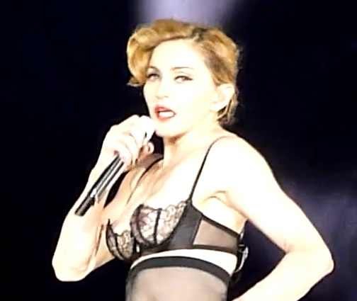 Η γυμνόστηθη Μαντόνα, η σβάστικα και η μήνυση από την Λεπέν [εικόνες+βίντεο] | iefimerida.gr 0