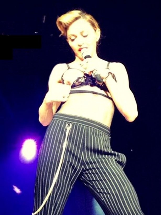 H Μαντόνα δείχνει το στήθος της σε 50.000 Τούρκους [εικόνα- βίντεο] | iefimerida.gr 0