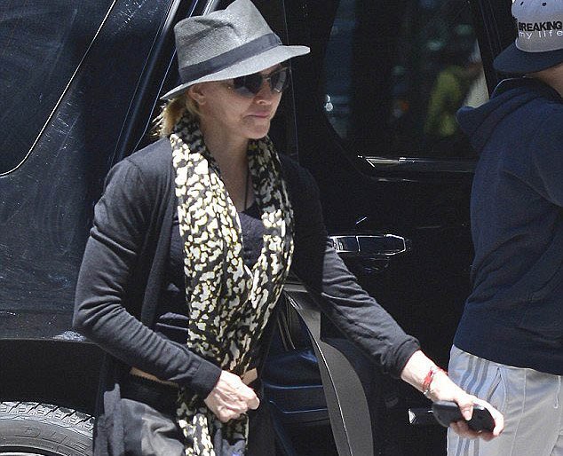 Τι έπαθε το πρόσωπο της Μαντόνα -Αγνώριστη ακόμη και καμουφλαρισμένη η σταρ [εικόνες] | iefimerida.gr 0