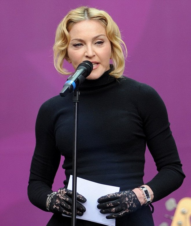 Ένα ολόκληρο στάδιο σχολιάζει το παραμορφωμένα πρησμένο πρόσωπο της Μαντόνα [εικόνες+βίντεο]  | iefimerida.gr 0