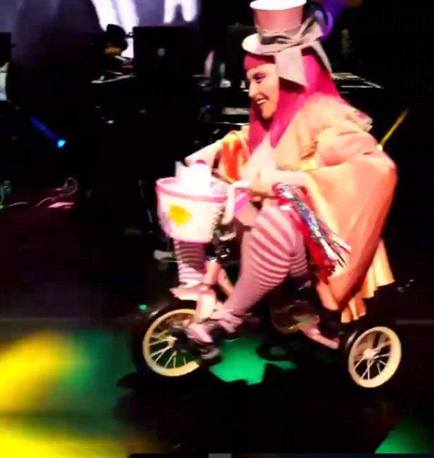 Η Μαντόνα εμπορεύεται τον γιο της Ρόκο σε κάθε συναυλία [βίντεο] | iefimerida.gr 1