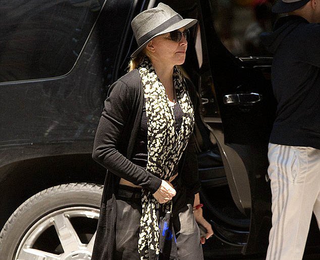 Τι έπαθε το πρόσωπο της Μαντόνα -Αγνώριστη ακόμη και καμουφλαρισμένη η σταρ [εικόνες] | iefimerida.gr 1