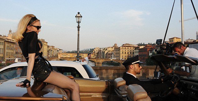 Η Madonna «αναστατώνει» τη Φλωρεντία με το νέο της βίντεο κλιπ [εικόνες] | iefimerida.gr 2